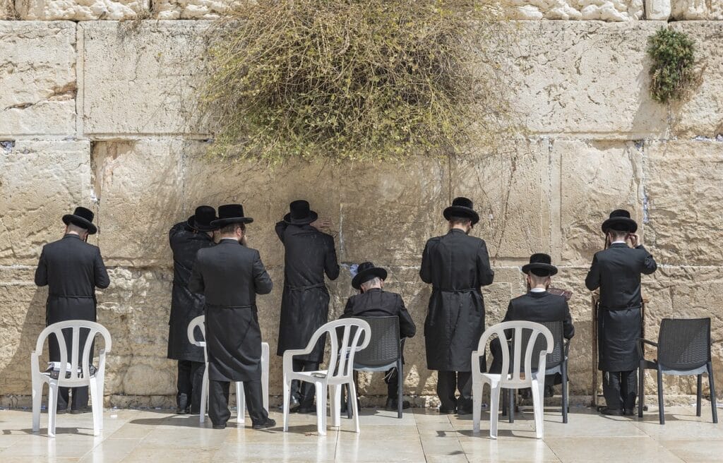 חרדים מתפללים בכותל המערבי. צילום: pixabay