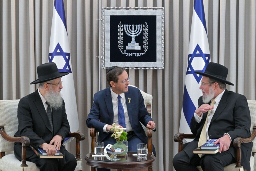 הרב קלמן בר והרב דוד יוסף עם נשיא המדינה הרצוג. צילום: קובי גדעון, לע״מ