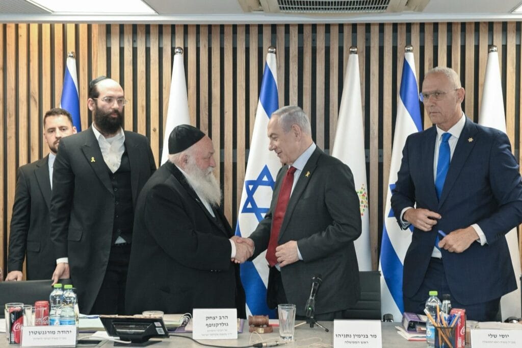 יצחק גולדקנופף עם בנימין נתניהו. צילום: משרד השיכון