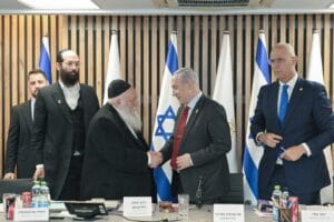 יצחק גולדקנופף עם בנימין נתניהו. צילום: משרד השיכון