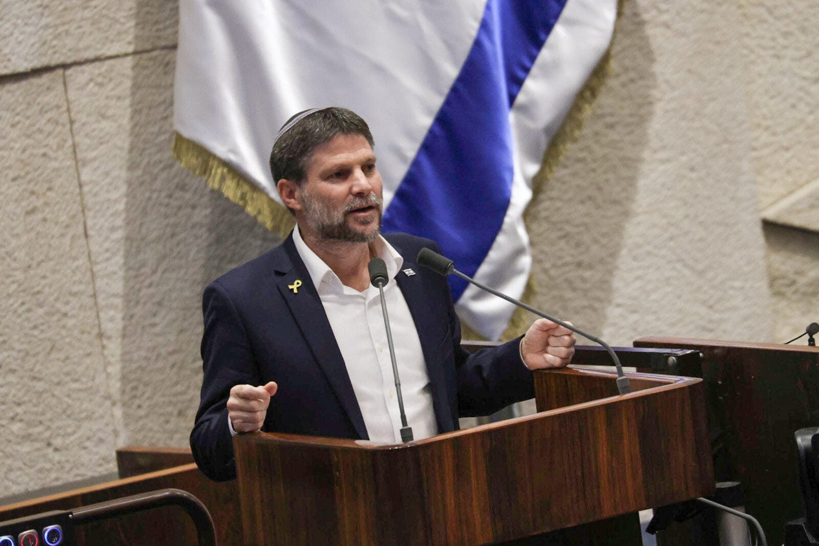 מחיר הדלק עולה: ליטר בנזין יעמוד על 7.16 שקלים 2 שר האוצר בצלאל סמוטריץ' בדיון במליאת הכנסת על תקציב המדינה לשנת 2025 (צילום: נועם מושקוביץ / דני שם טוב, דוברות הכנסת)