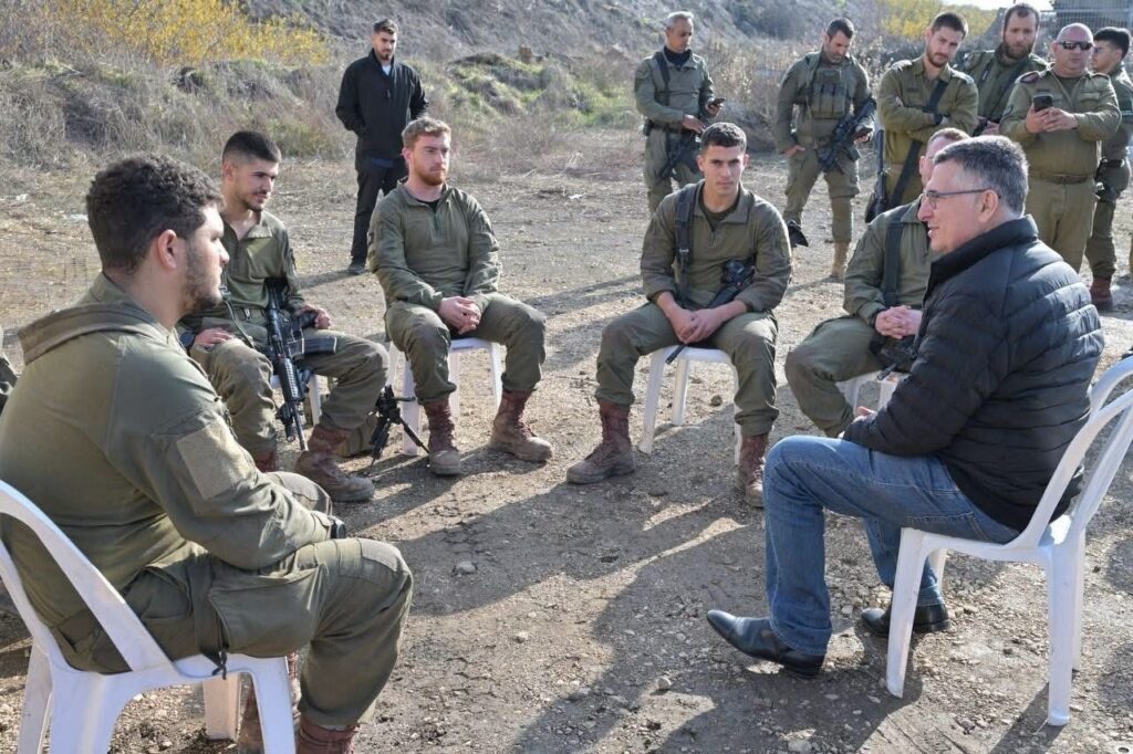 גדעון סער עם חיילי צה״ל. צילום: משרד החוץ