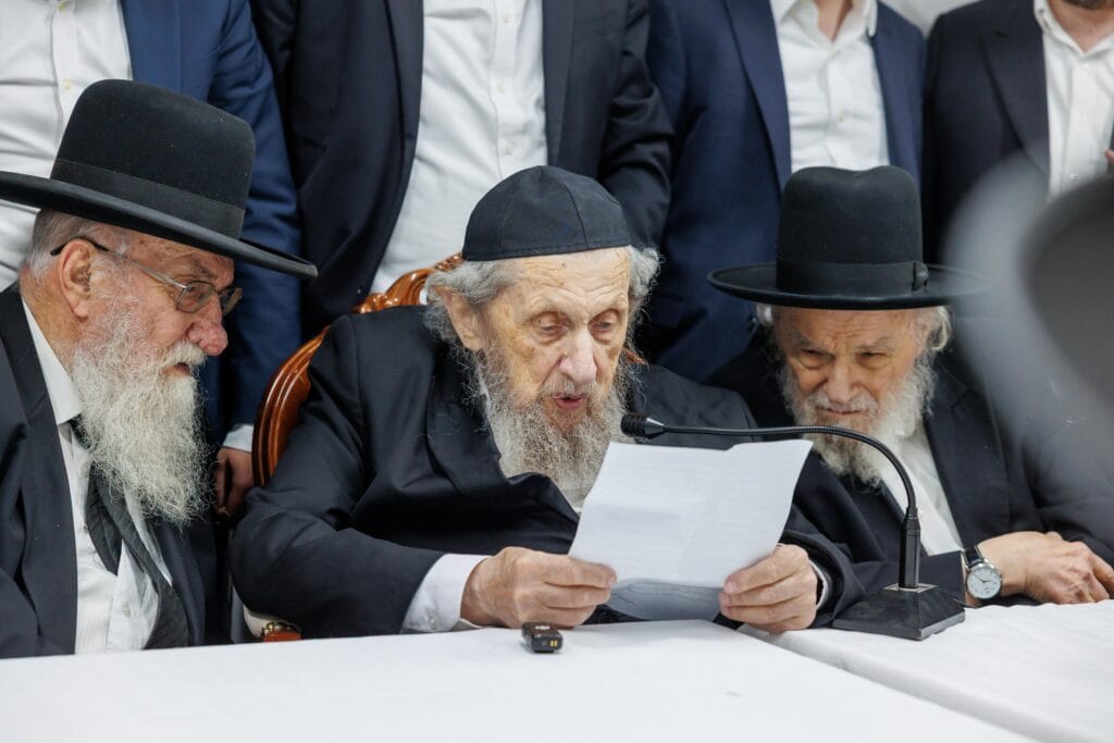 כינוס החירום במעון הרב לנדו. צילום: דניאל נפוסי