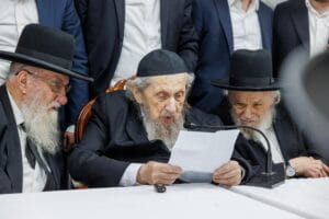 כינוס החירום במעון הרב לנדו. צילום: דניאל נפוסי
