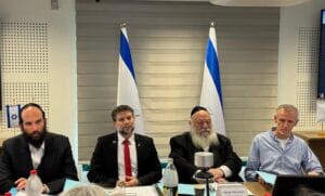 השרים גולדקנופף וסמוטריץ חותמים על ההטבות החדשות. צילום; משרד הבינוי והשיכון