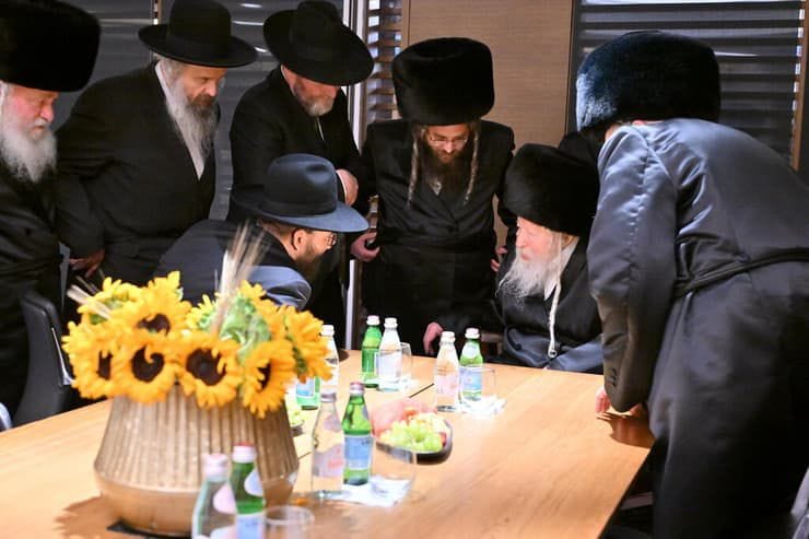 האדמו״ר רבי פנחס אבוחצירא עם האדמו״ר מגור בטרקלין פתאל. צילום: יהושע פרוכטר