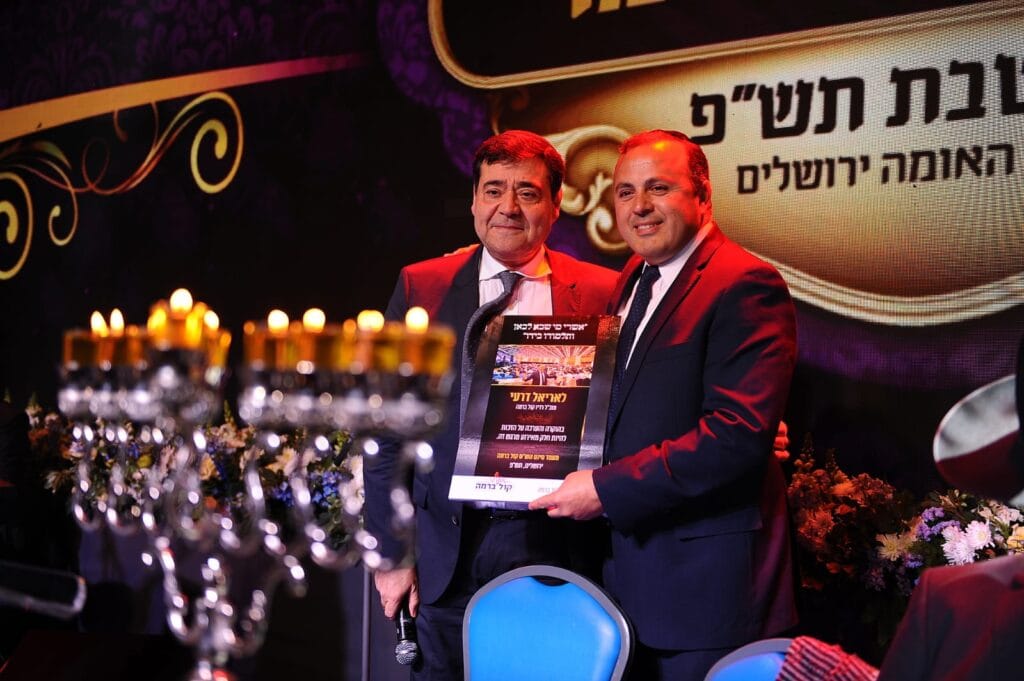 צבי עמר בעלי תחנת 'קול ברמה' עם המנכ"ל אריאל דרעי. צילום: קול ברמה