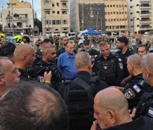 רון חולדאי בזירת נפילת טיל בתל אביב. צילום: עיריית תל אביב