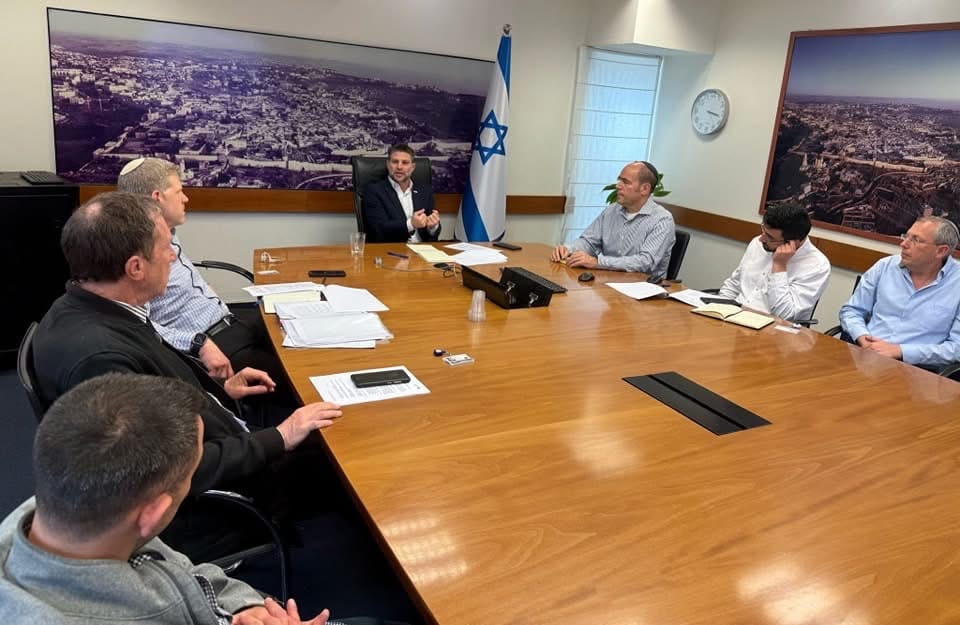 שר האוצר סמוטריץ עם בכירי המשרד. צילום: משרד האוצר