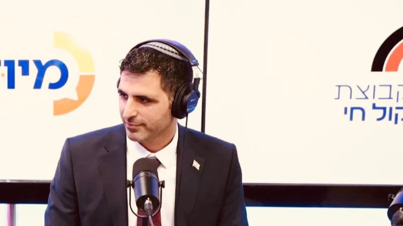 שלמה קרעי באולפן קול חי. צילום: אתר קול חי