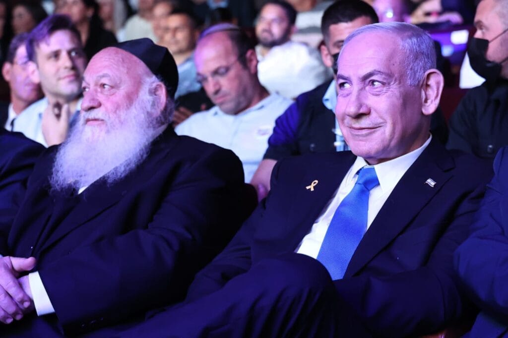 הסכם גג בירוחם. ראש הממשלה נתניהו והשר גולדקנופף. צילום: מישל אמזלג, לע״מ