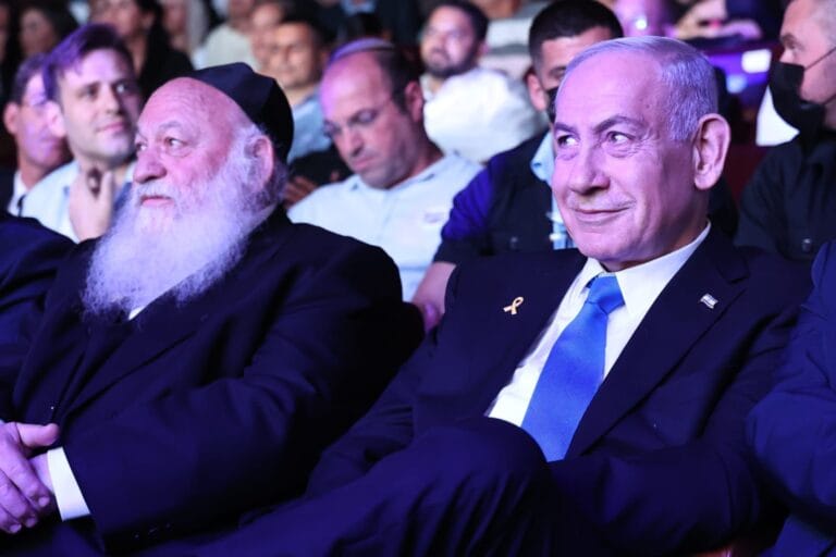 הסכם גג בירוחם. ראש הממשלה נתניהו והשר גולדקנופף. צילום: מישל אמזלג, לע״מ