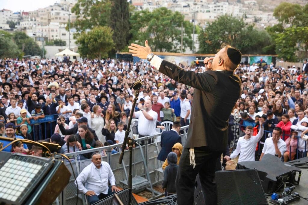הזמר מרדכי שפירא בנתניה. צילום: m.a.p