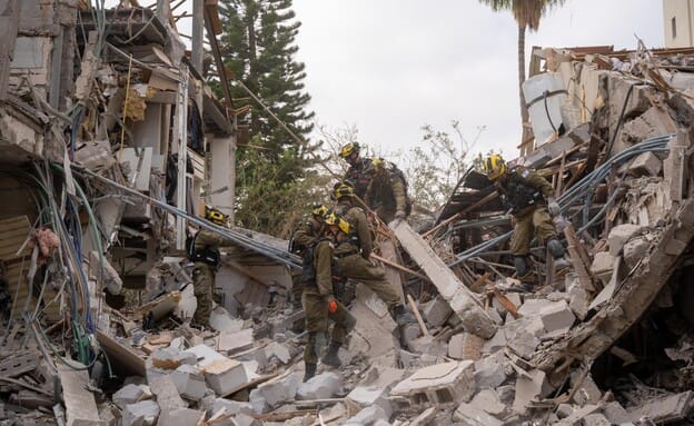פגיעה ישירה של טיל בליסטי איראני | צילום: הרשתות החברתיות