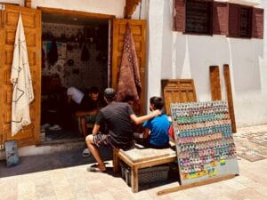 משפחה מרוקאית ברחובות העיר רבאט. צילום: שטריימל דוט קום