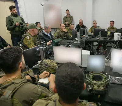 דובר ראש הממשלה עומר דוסטרי פורש: מי יקבל את התפקיד הנחשק? 1 עומר דוסטרי יחד עם נתניהו ובכירי הצבא בגבול לבנון. צילום: לשכת העיתונות הממשלתית, מעיין טואף