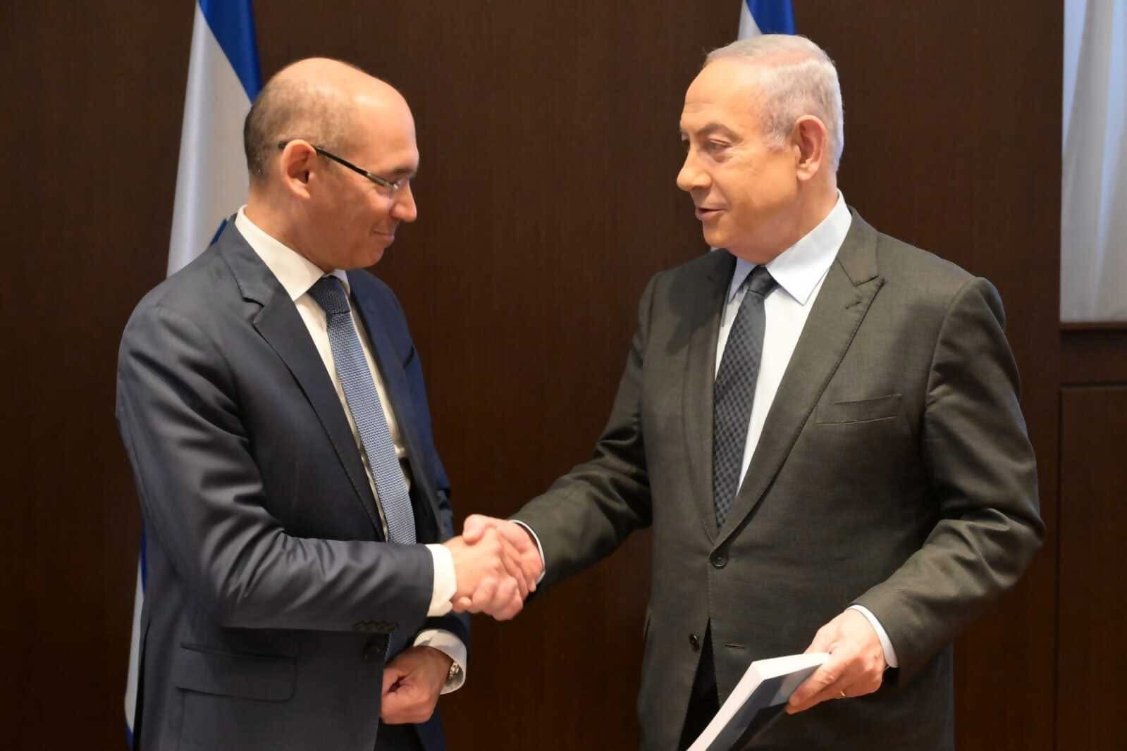 רוכשים דירה להשקעה? זו הסיבה שמחירי הדירות יורדים אבל שכר הדירה רק עולה 1 נגיד בנק ישראל אמיר ירון עם ראש הממשלה נתניהו. צילום: עמוס בן גרשום, לע״מ