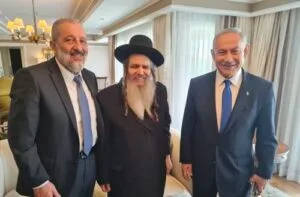 אומן ראש השנה. אחרי הדיון עם ראש הממשלה נתניהו, דרעי והרב ארוש, צילום: איחוד ברסלב
