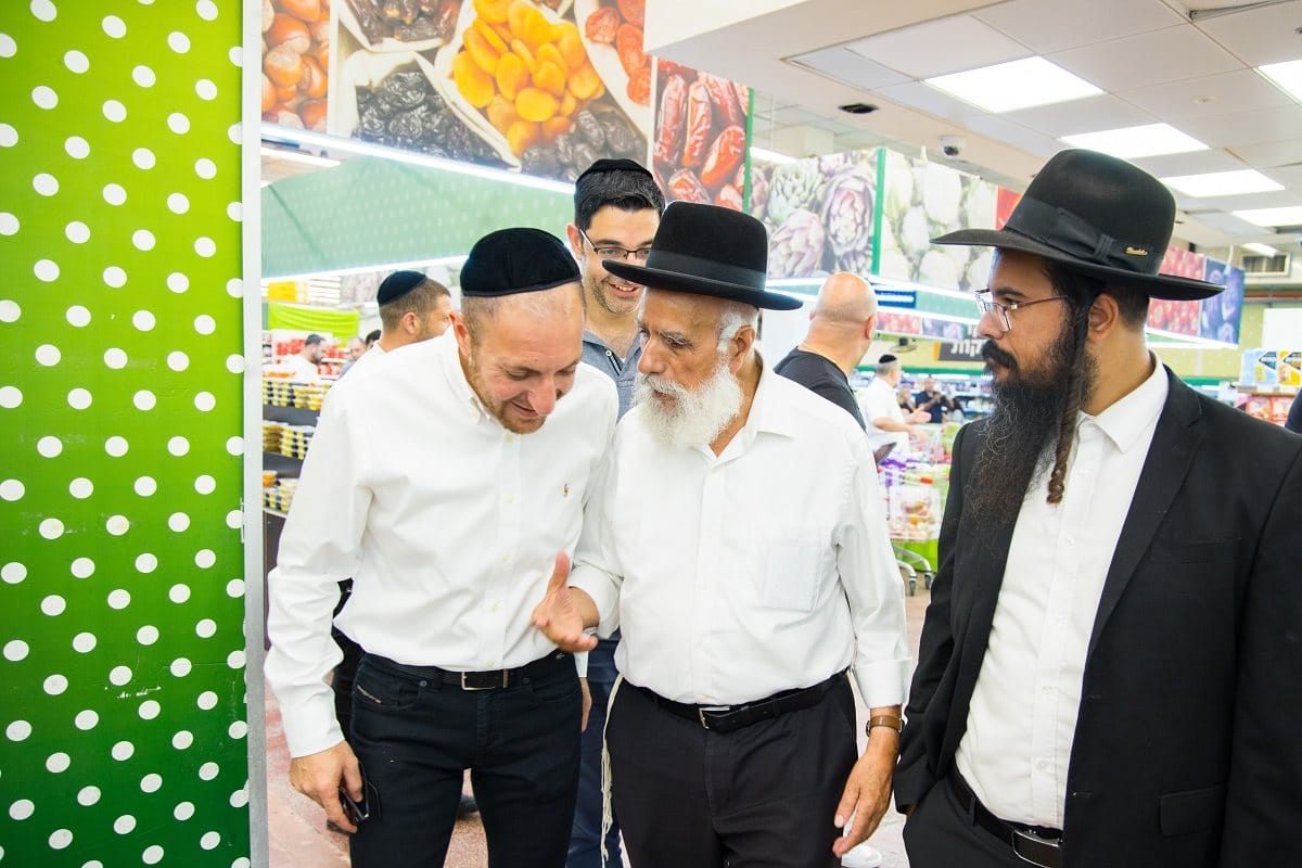 אקזיט חרדי: קרפור רכשה 3 סניפים מ״שפע ברכת השם״ ב-20 מיליון שקלים 1 אבי ניסים, הבעלים של ׳שפע ברכת השם׳ עם הרב שלמה מחפוד. צילום; יח״צ