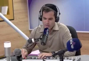 יקי אדמקר בשידור ברדיו קול ברמה. צילום מסך, פייסבוק