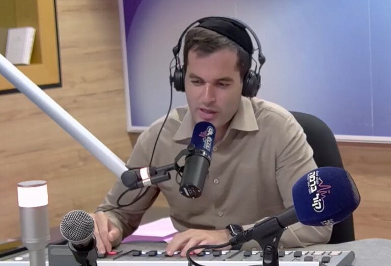 יקי אדמקר בשידור ברדיו קול ברמה. צילום מסך, פייסבוק