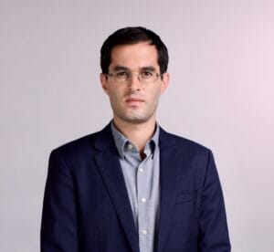 יקי אדמקר, צילום; עופר חג'יוב, ויקיפדיה