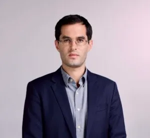 יקי אדמקר, צילום; עופר חג'יוב, ויקיפדיה