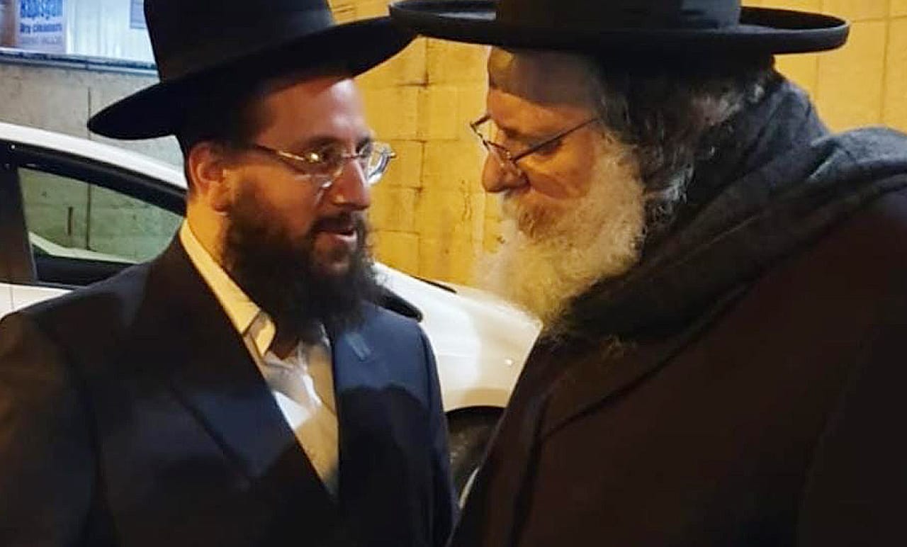 מתחרה ל'אושר עד'? היזם הגוראי ישראל צישינסקי מקים את רשת 'יד השם' 1 ישראל צישינסקי עם מורו ורבו רבי שאול אלתר. צילום, כיכר השבת