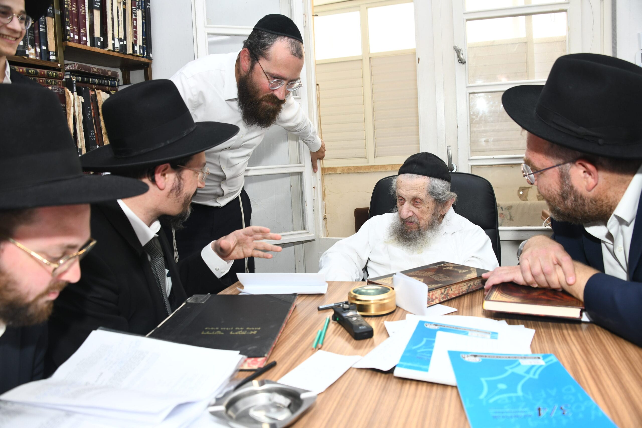 חשש במגזר החרדי: האם הגמ"ח המרכזי לפני קריסה כלכלית? התלונה, הטענות והתגובות 4 ראשי הגמ''ח המרכזי במעונו של מרן הרב דב לנדו. צילום: הגמ"ח המרכזי