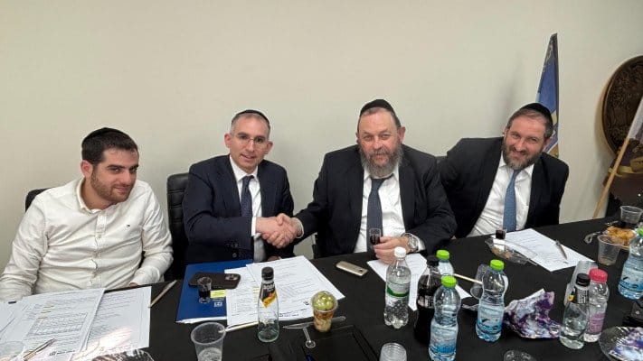 המתנה החדשה שתקבל העיר החרדית מודיעין עילית: מיליון וחצי שקל בשנה 1 מנכ"ל משרד הפנים עם ראש עיריית מודיעין עילית. צילום דוברות משרד הפנים