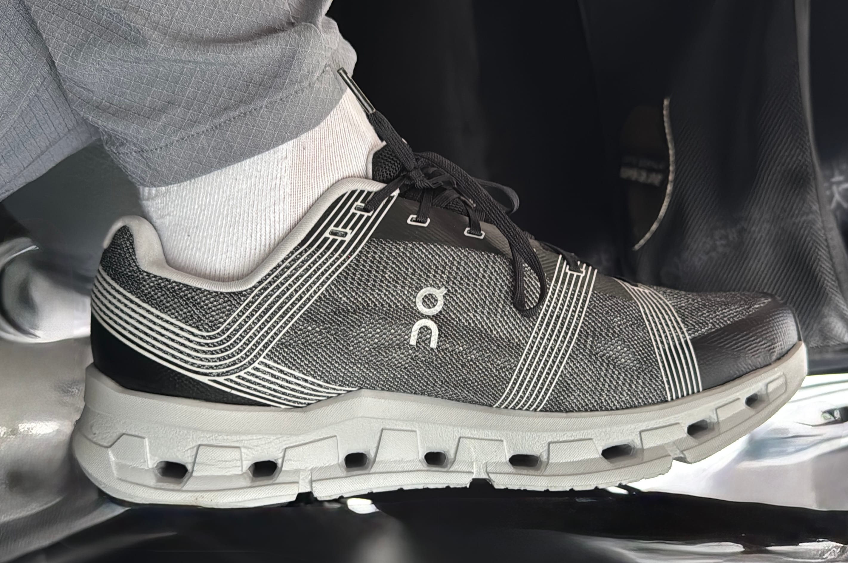 נעל On עושה חריקות