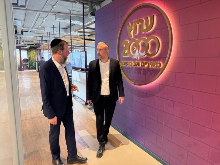 אבי רוזן בערוץ 2000. צילום: ערוץ 2000