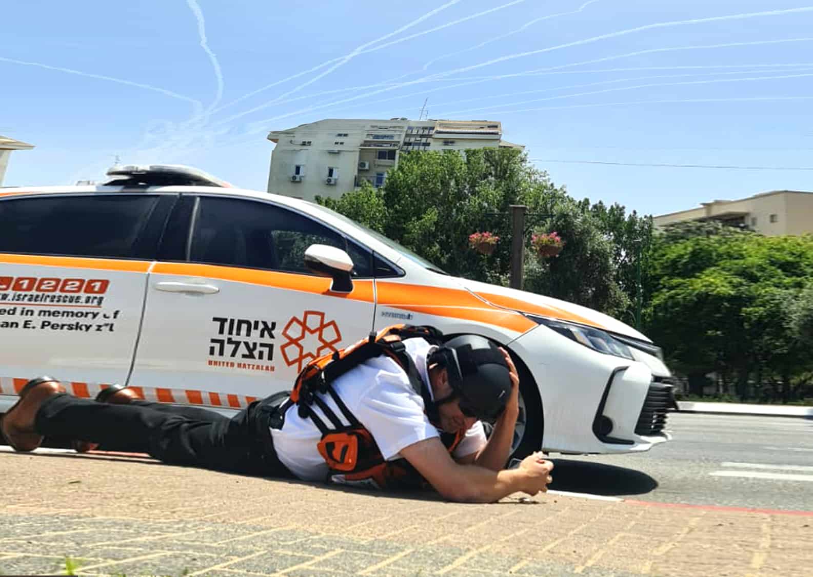מתנדב איחוד הצלה מציל חיים בזירת נפילת טילים. צילום: איחוד הצלה