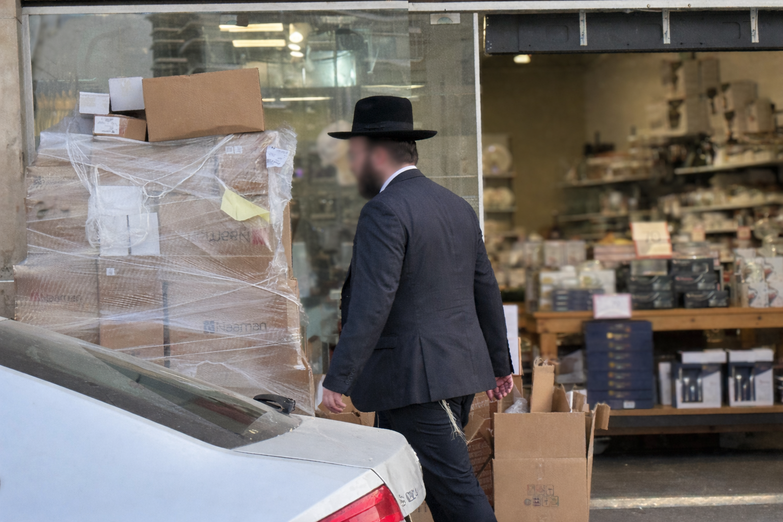 חרדי בעיר חרדית. צילום: שטריימל דוט קום
