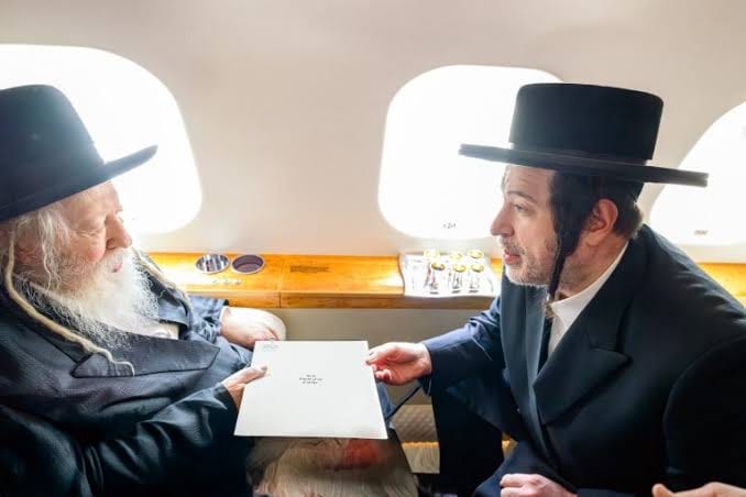 יואלי לנדא במטוסו הפרטי יחד עם האדמו״ר מגור. צילום: יח״צ