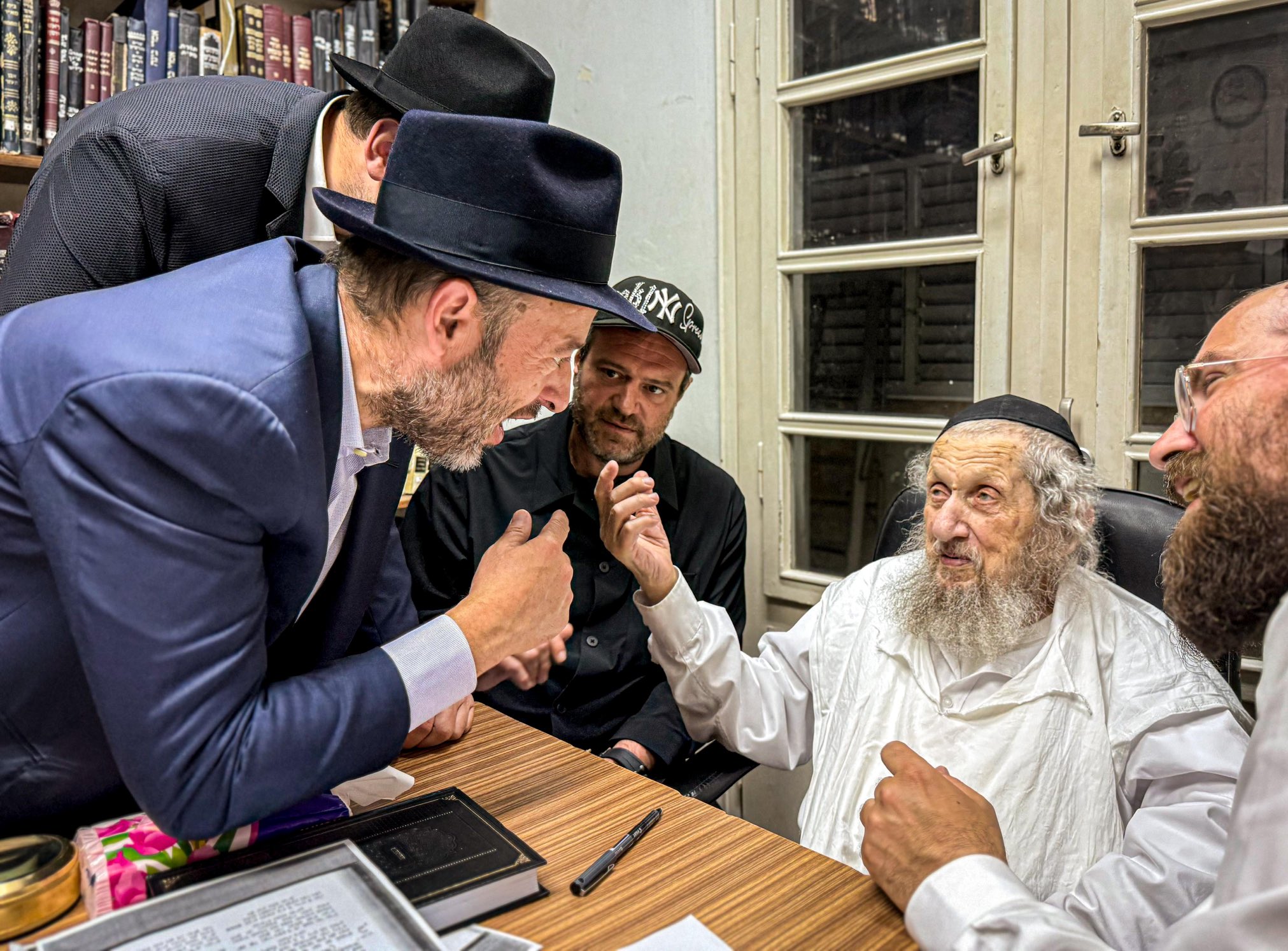 לייזר לואי שיינר במעונו של מרן הרב לנדו. צילום: ישראל כהן, טוויטר