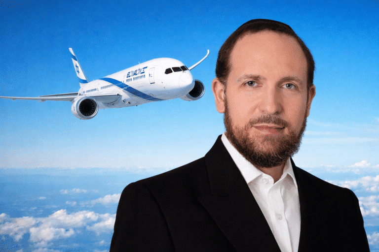 משה מורגנשטרן על רקע מטוס אל על. צילום: אילוסטרציה