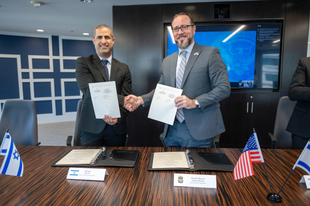 ראש מינהל המכס, כפיר חן, וריקארדו מיוראל. צילום: דוברות רשות המסים