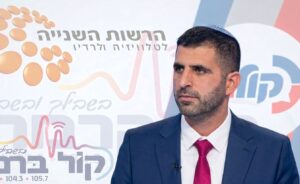 השר קרעי על רקע תחנות הרדיו החרדיות