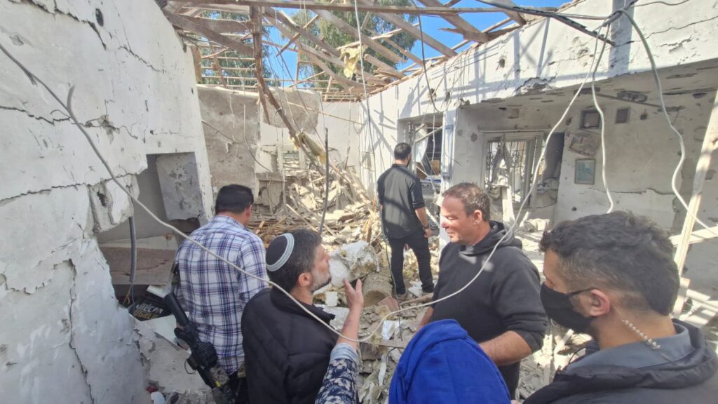 פיצויים לעובדים. שר האוצר סמוטריץ בזירה נפילת טיל. צילום: משרד האוצר