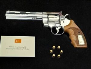 אקדח תופי Sarsilmaz SR 38 מתוצרת טורקיה. על כל אקדח חרוט שמו של המנהיג שקיבל אותו