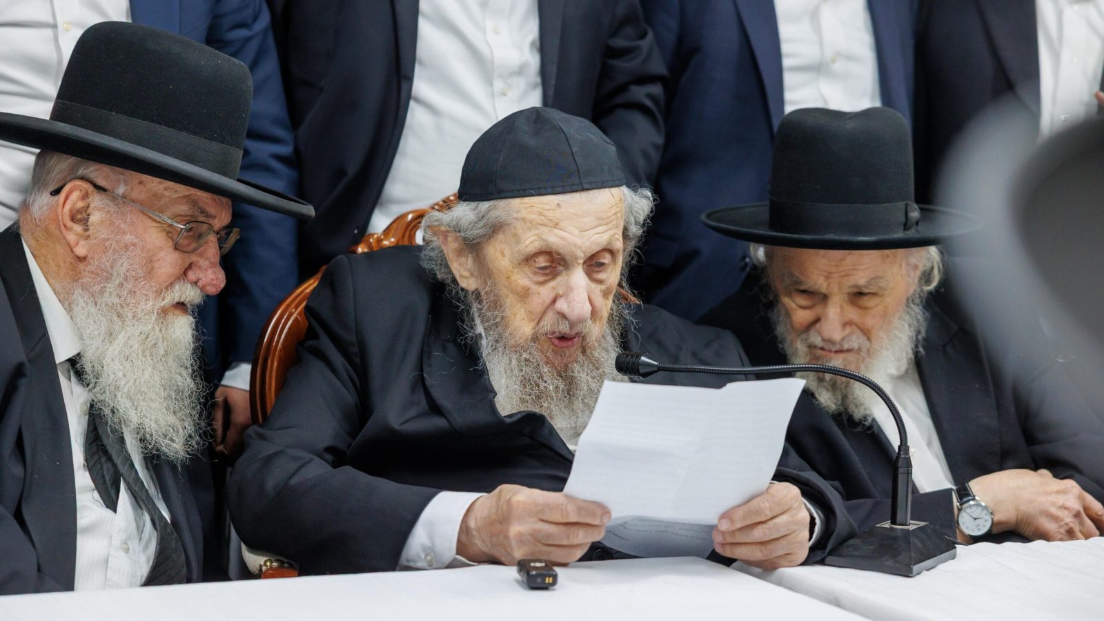 כינוס החירום במעון הרב לנדו. צילום: דניאל נפוסי