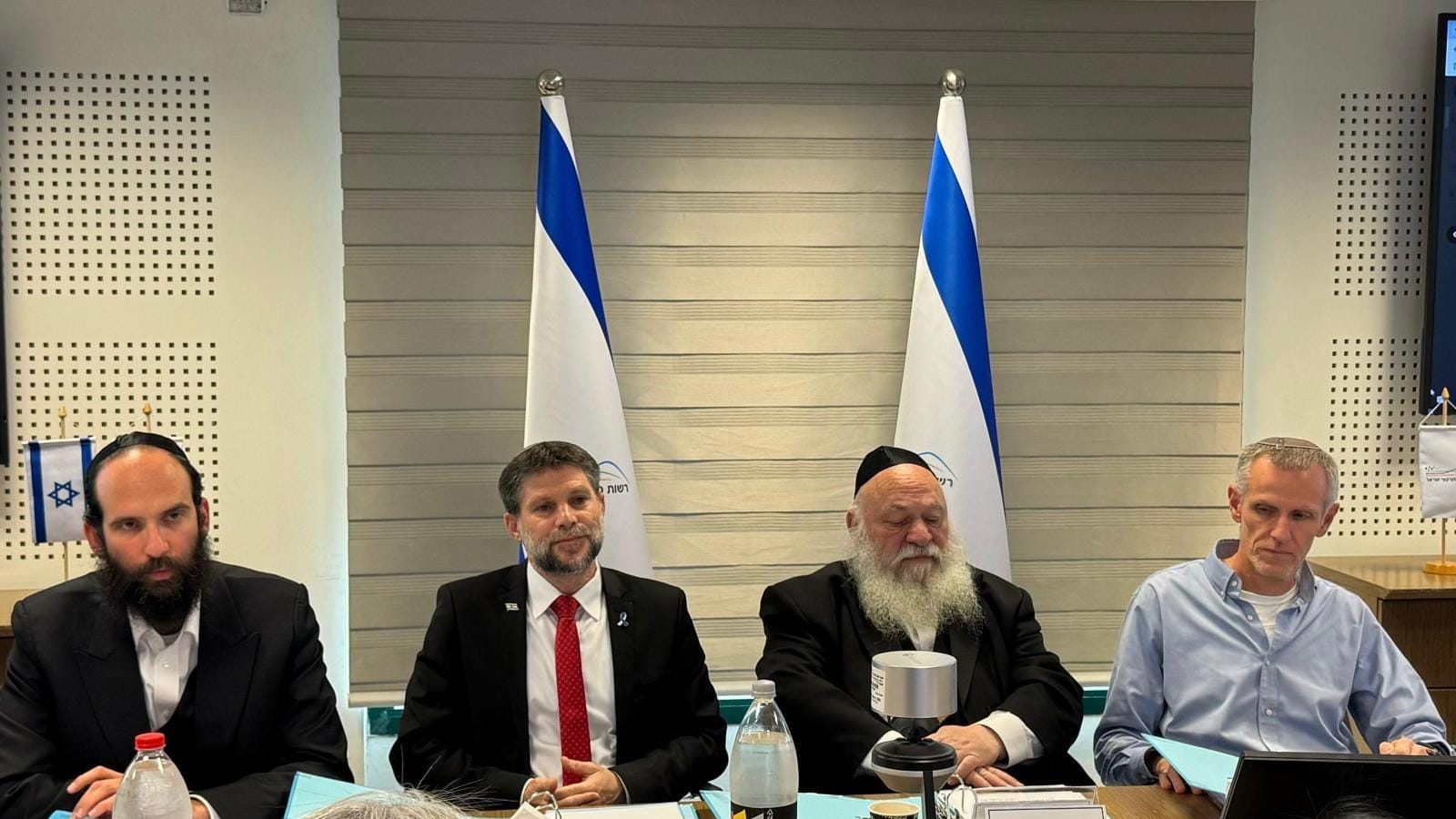 השרים גולדקנופף וסמוטריץ חותמים על ההטבות החדשות. צילום; משרד הבינוי והשיכון