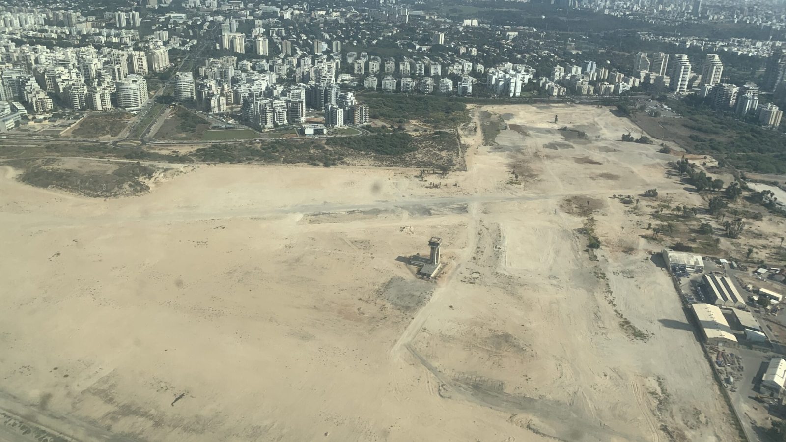 שדה דב. צילום: סטס אומנסקי, ויקיפדיה