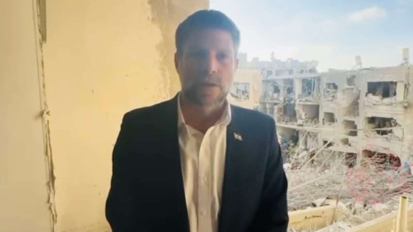 סמוטריץ׳ בזירת נפילת הטיל האיראני ברחובות. צילום: משרד האוצר