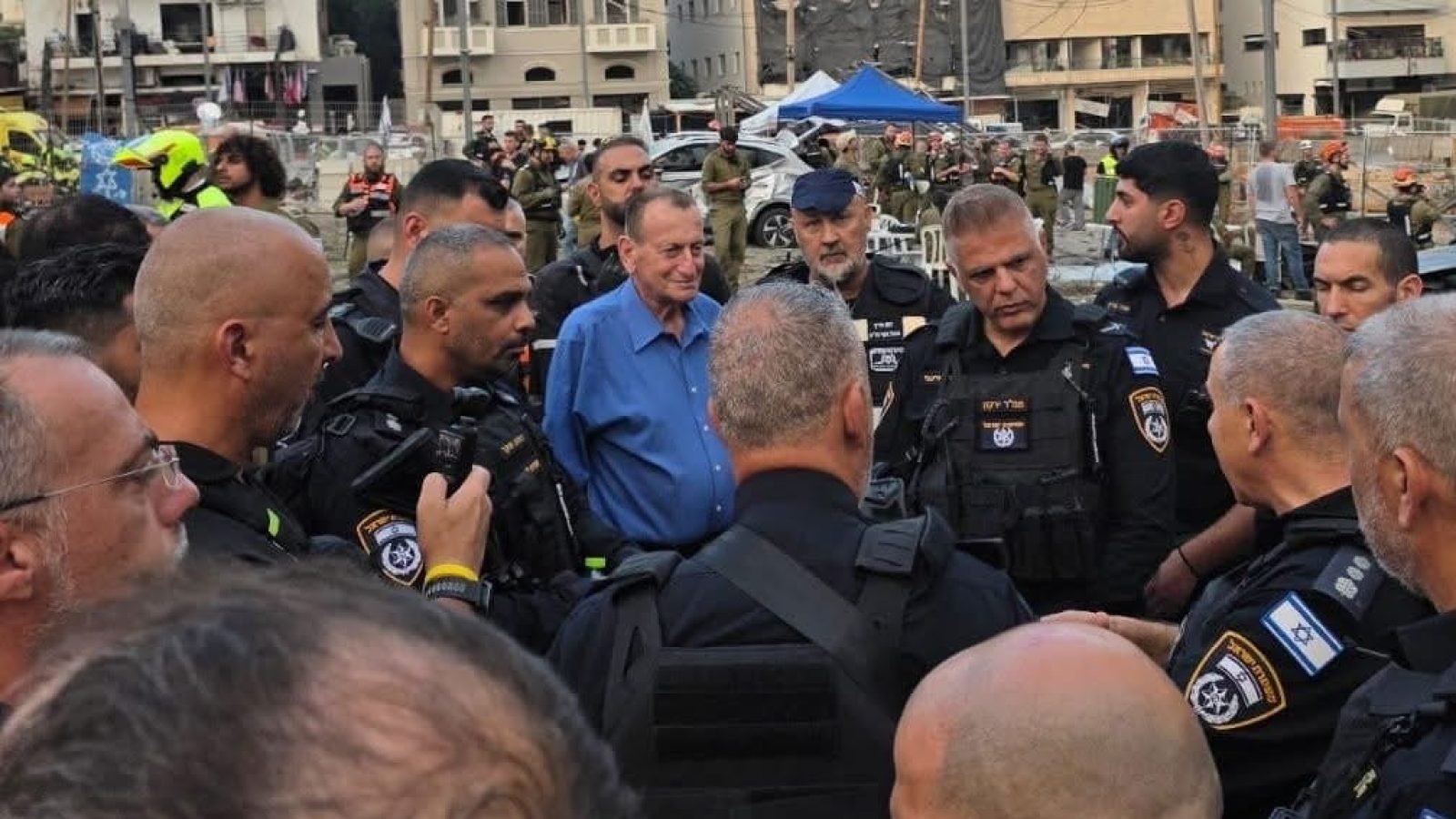 רון חולדאי בזירת נפילת טיל בתל אביב. צילום: עיריית תל אביב